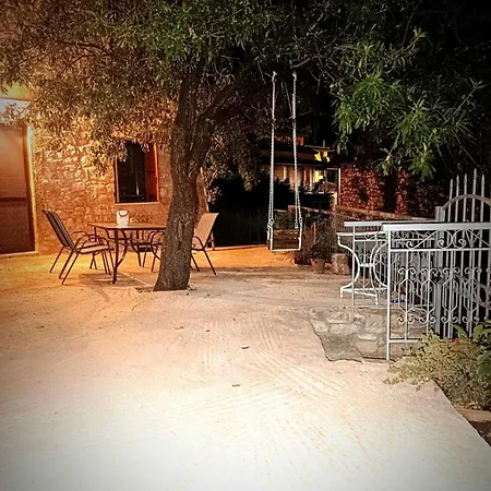 Nostos Old Town Stone House Near The Castle